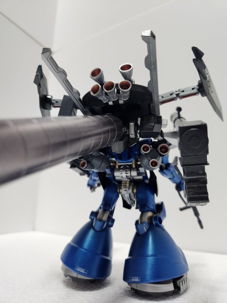 コケないようにフルアーマーユニコーンガンダムのタンクでバランスをとってます。