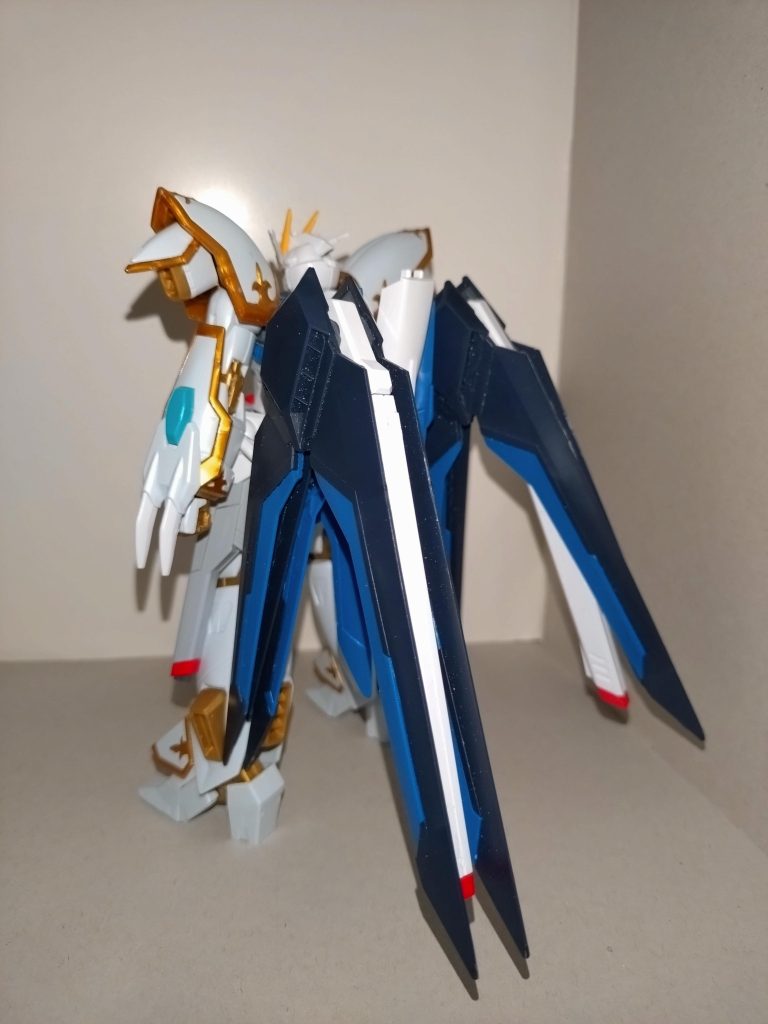 劇中のライジングフリーダムはブラックナイトスコードシヴァにより半壊したが、にゃむによると、「ファウンデーション王国から流れたブラックナイトスコードカルラの外観のデータを用いて、ライジングフリーダムを再生させたもの」だという。 陸上ではホバリングで移動する。