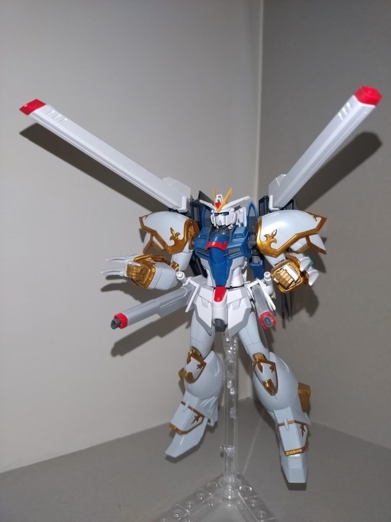 冒頭の説明通り、以前のライジングフリーダムの腕・脚をブラックナイトスコードカルラのものに替えただけですが、股関節の軸が甘く、脚がいささかプラプラしてしまっているのが難です。事前に瞬着で太らせるべきでしたね···。 次回は⇒「今度は通常の3倍●●い」