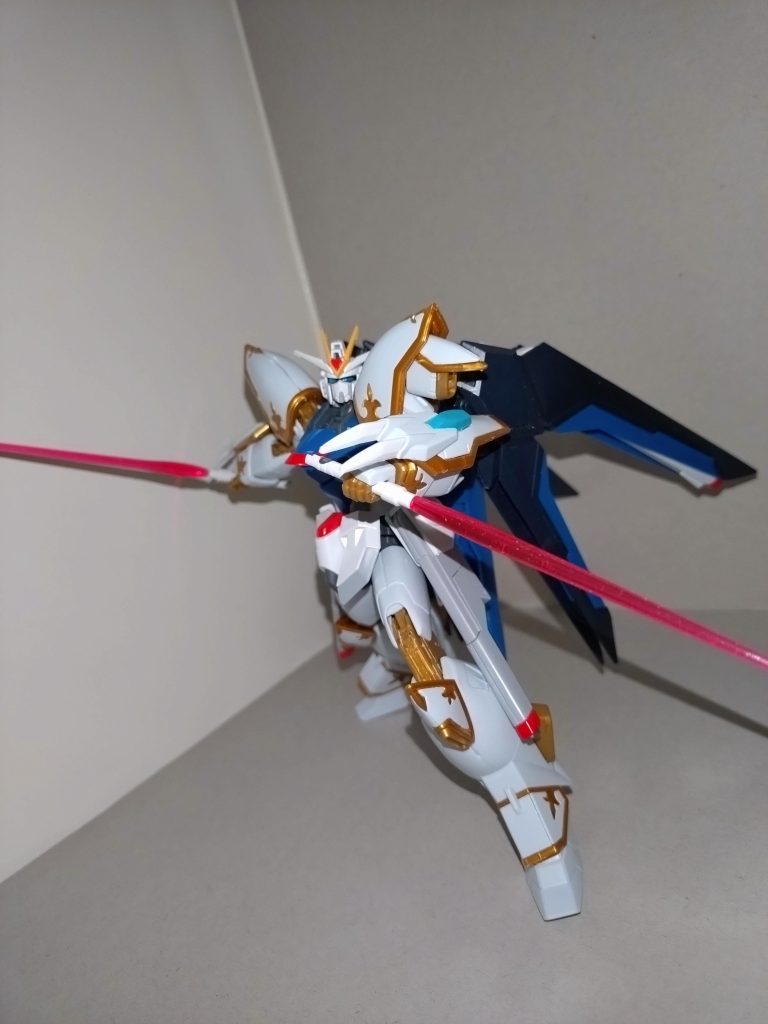 ビームサーベル主に二刀流で用いる。左手で持つ際には逆手が中心で、刀身も短い。