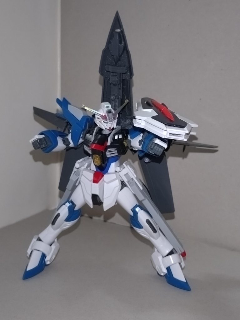 胴体にはマイティストライクフリーダムを採用。武装面ではグロリアスフリーダムと同じくビームライフルを廃止。胸部のカリドゥス複列位相エネルギー砲も出力がベース機に比べて半減している。マイティストライクフリーダムのディスラプターも当然のことながら不要と判断。このためか、頭部にはキャリバーンのものが選ばれた。