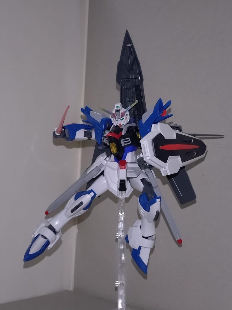 主翼を小型化し、エンジンブロックを水平に回転させる方法で、大気圏内飛行能力を維持。その下のブームは可動しない。