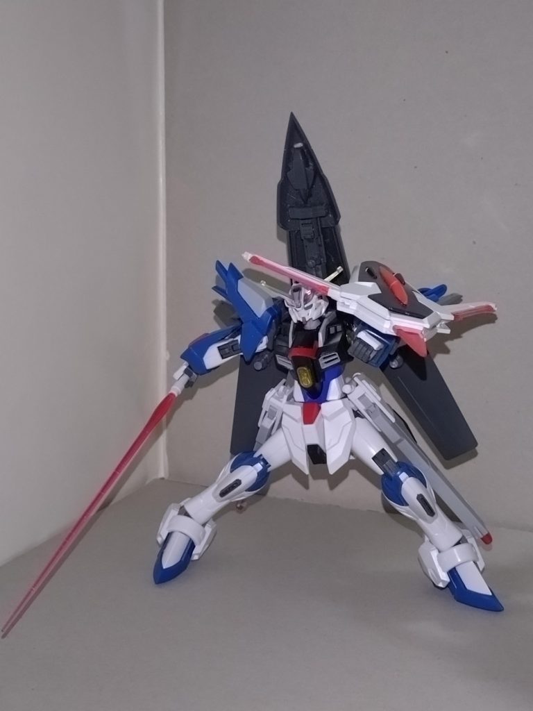 ビーム砲・ビームピック・ビームブレイドおよびシールドを組み合わせた、複合兵装防盾システム。ライジングフリーダムのそれとは異なり有線式ながら、ある程度飛ばせる。