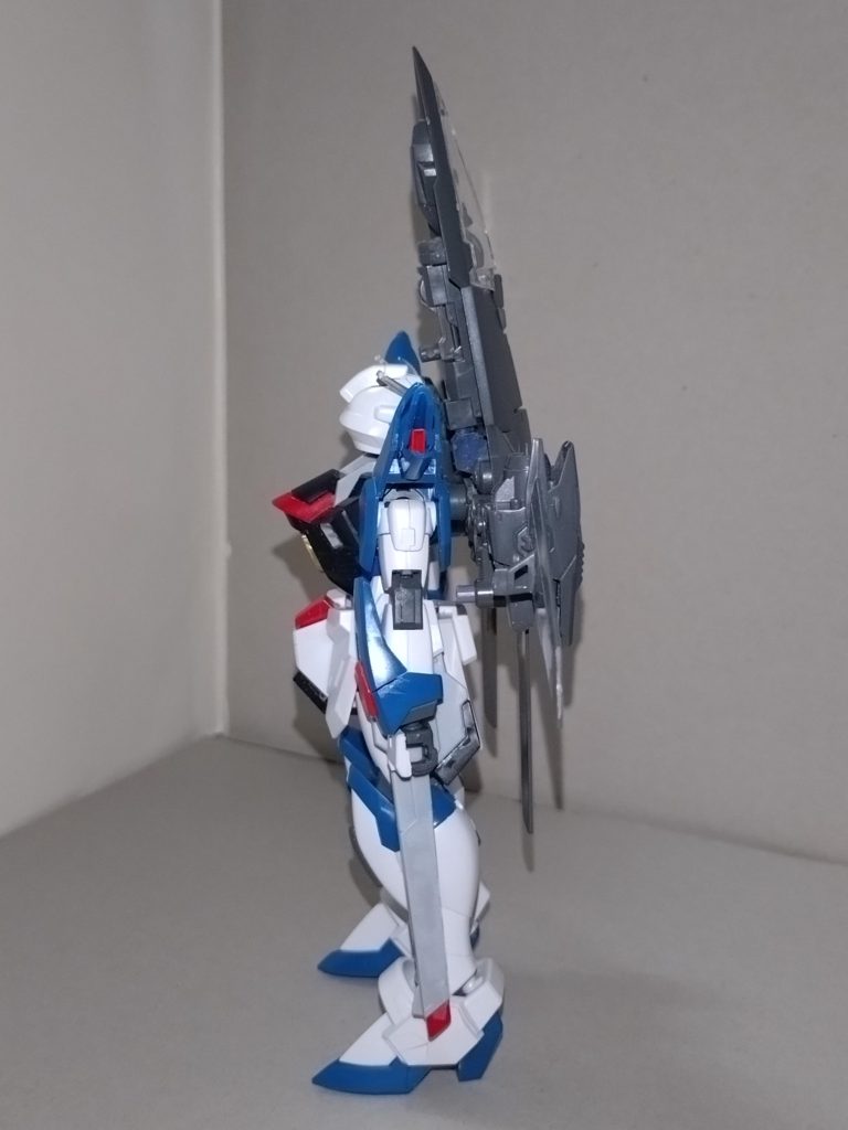 蘭「最後に、変形方法をお伝えします。頭部を180°、腕部を画像のようにヒジが外側になるように回す背部エンジンブロックを90°倒すヒザを曲げるそしてシールドブーメランと、その取り付けパーツを組み合わせて完成です」