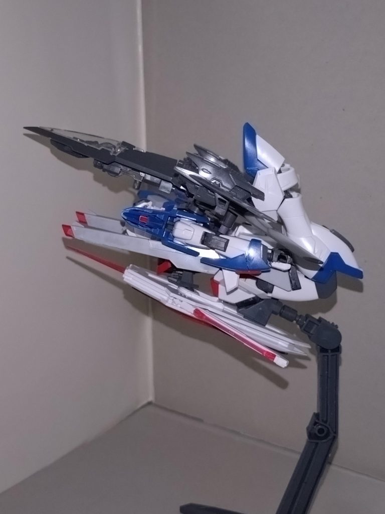 新規パーツと使用済みパーツ、未使用パーツを寄せ集めた、言ってしまえば「もったいない精神」から生まれた本ガンプラですが、ジョイントの勘合が合えば何にでも化けられるのが昨今のガンプラのよさだと思います。 ちなみにAfterglowは「元祖!バンドリちゃん」では第3話で登場し、羽丘女子学園の屋上にベッドやソファ、テーブル、本棚、テレビまで置いていました。当然、雨が降ったら元も子もないのですが、そこに誰一人ツッコまなかったのは「元祖!バンドリちゃん」ならでは。 次回は⇒「ここでフォランテス？」