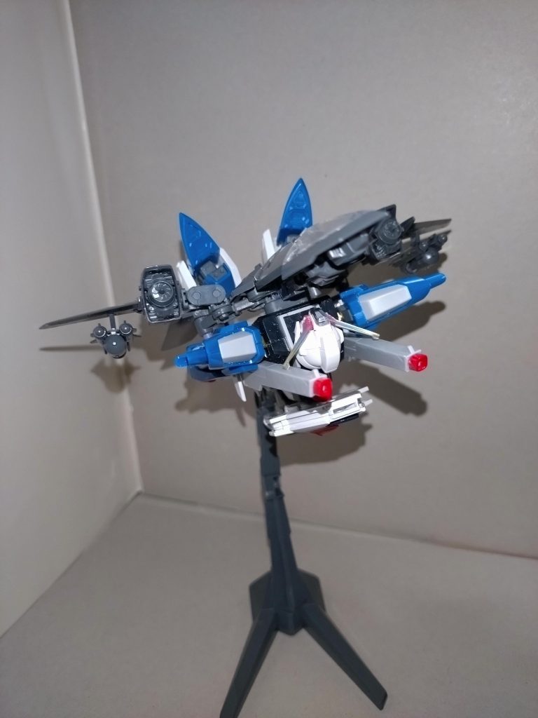 【MA形態】コズミック・イラにおけるMAはもともと「汎用重戦闘機」であり、レールガンと、機首部分下部にあるMA形態専用の75mm速射砲をメインに、作戦に応じて主翼下部にマウントする誘導弾も使用する。また機体下部の複合兵装防盾システムを、白兵戦装備として使う。