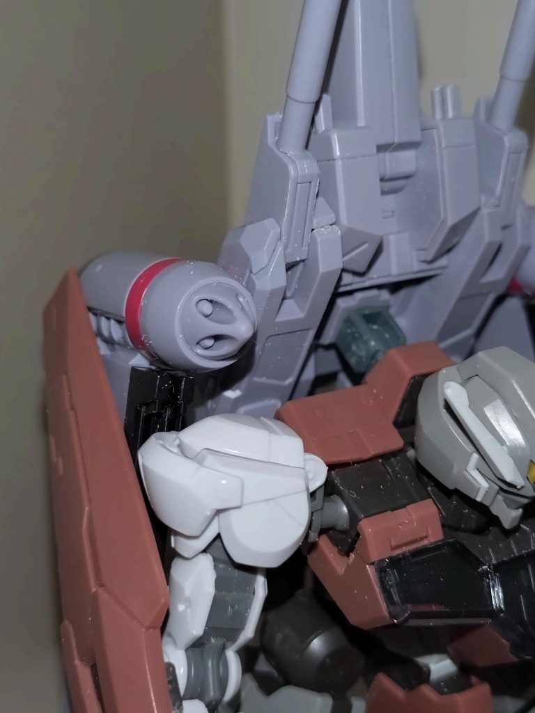 【武装】4連装ガトリングガンポッドフォランテスユニットに2基設けられた実弾兵器。MS形態では両肩に射線が重なるためか、誤爆防止の観点から水平時にはロックされ、発射時には必ず前傾状態で発射する。はぐみ「肩幅が狭かったら、こんなことにはならないんだけどね」