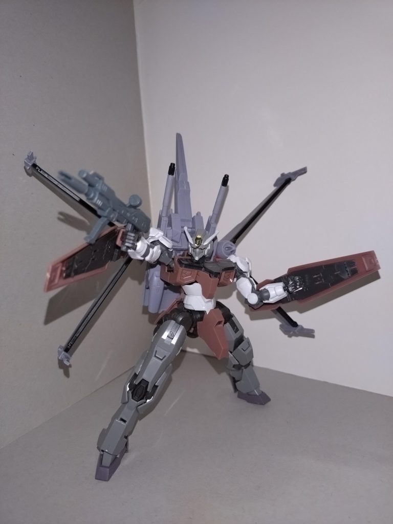 ビームライフルごく普通の装備だが、本機体ではサブウェポン。不使用時には大腿部にマウント。はぐみ「シールドが長いから、シールド防御しながら、返す刀で撃てる」