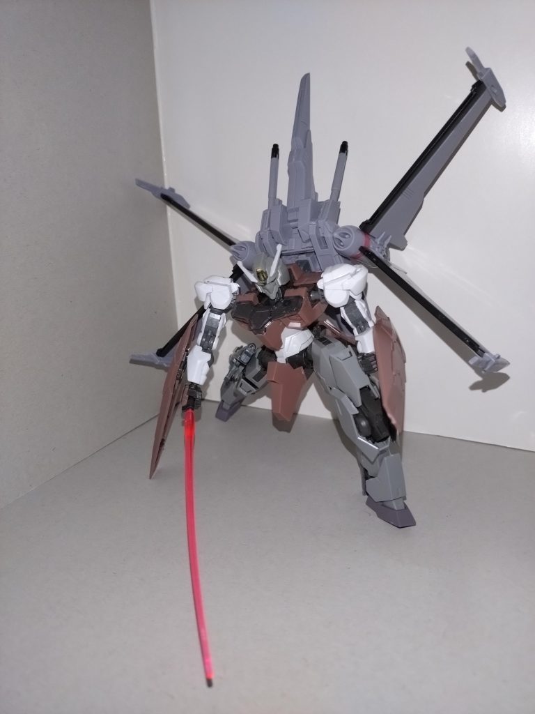 本体は変わらずガンヴォルヴァの頭部と脚部、ルブリスソーンの胴体と手首及びシールド、エアリアルの腕部です。フォランテスとの接続はボールデンアームズより。 次回は、オプションパーツセットとして再販された、ビルドブースターMk-Ⅱを使った作例をご紹介します。