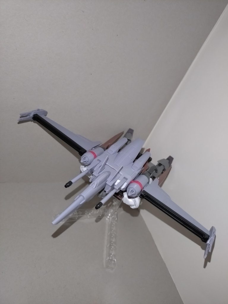 【MA形態】機首部分が、そのままレールガンになっている。レールガンはMS形態でも使用は可能だが、発射時にはやはり前傾状態で使う必要がある。