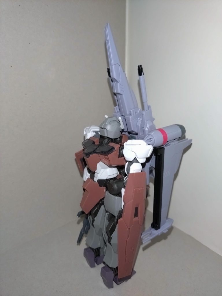 MS形態から、頭部と脚部を180°回転させ、背後にずらしていた機首を前に倒すと共に、主翼ブロックを90°回転させると、MA形態になる。