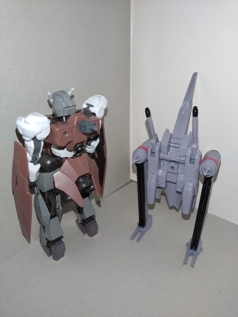 このフォランテスユニットは固定式なのだが、それ自体を多少前傾させられるのが特徴で、これにより腰部スラスターの可動も生きるようになる。 〜弦巻財閥の月例レポートより〜  