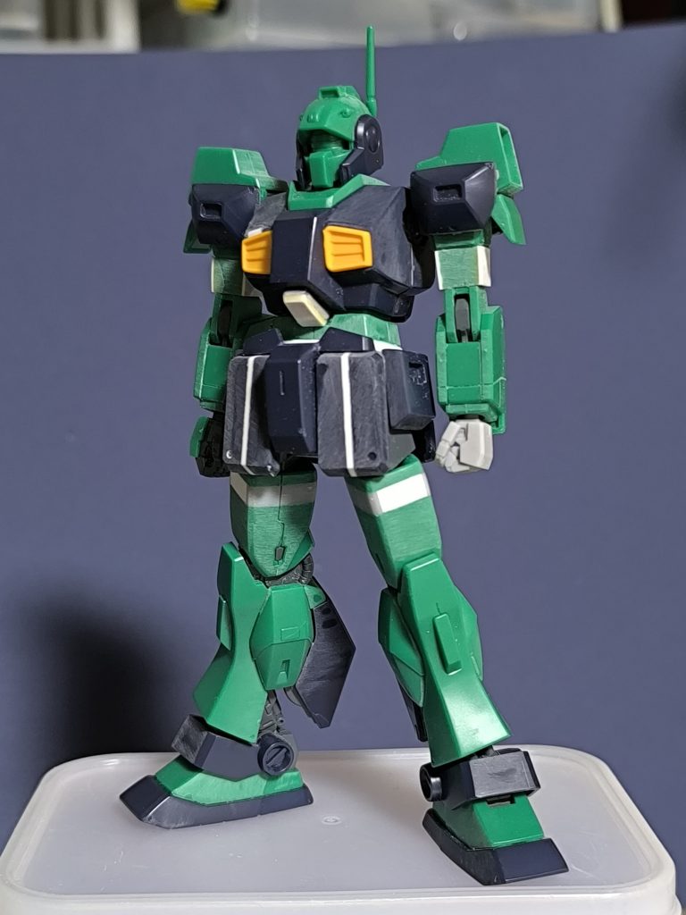 弄らずとも良好なプロポーショント思いましたが過去作のジム達とサイズ感を揃えるには大型化が必要で頭身の高いスラっとした感じに。