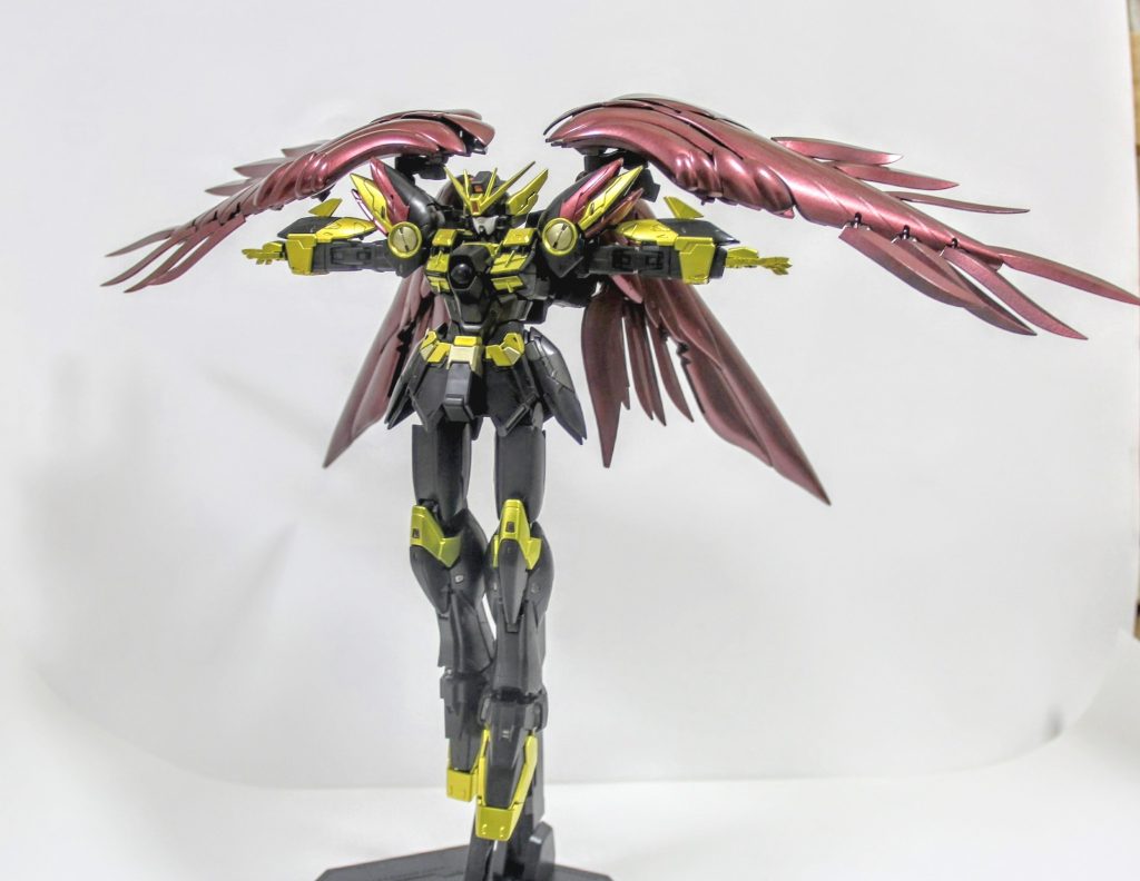 ノーマルのウイングゼロから雰囲気はガラッと変わっていますが，黒い部分はエコプラの黒で塗装箇所はゴールドとワインレッドくらいなので，ガシガシ動かして遊べます。