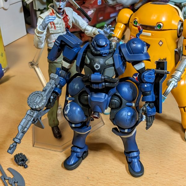 1/144ジークアクスに登場した軍警ザクボディカラーは暗めでと思っていたけど、塗ってみると思っていたより青々してました。箱絵には近いのかな(⁠.⁠ ⁠❛⁠ ⁠ᴗ⁠ ⁠❛⁠.⁠)（2枚目）