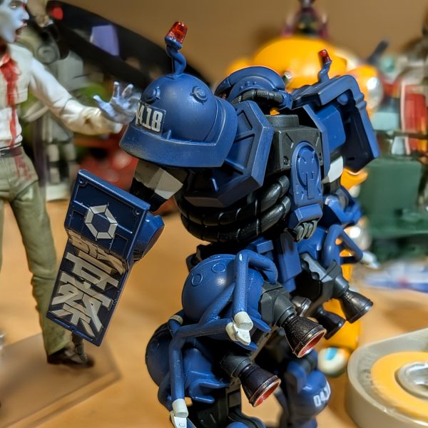 1/144ジークアクスに登場した軍警ザクボディカラーは暗めでと思っていたけど、塗ってみると思っていたより青々してました。箱絵には近いのかな(⁠.⁠ ⁠❛⁠ ⁠ᴗ⁠ ⁠❛⁠.⁠)（3枚目）