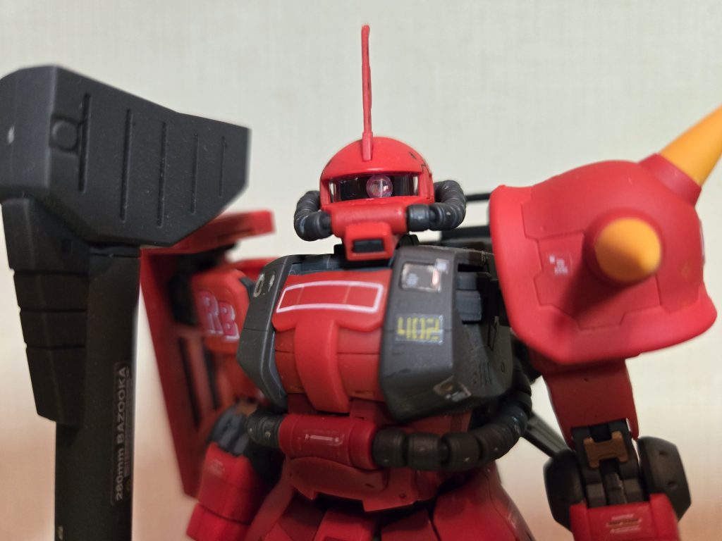 モノアイには100均のデコレーションシールを使いました。これがなかなか良いのですね👍✨️　しかし、ザクはかっこ良い。✨️✨️