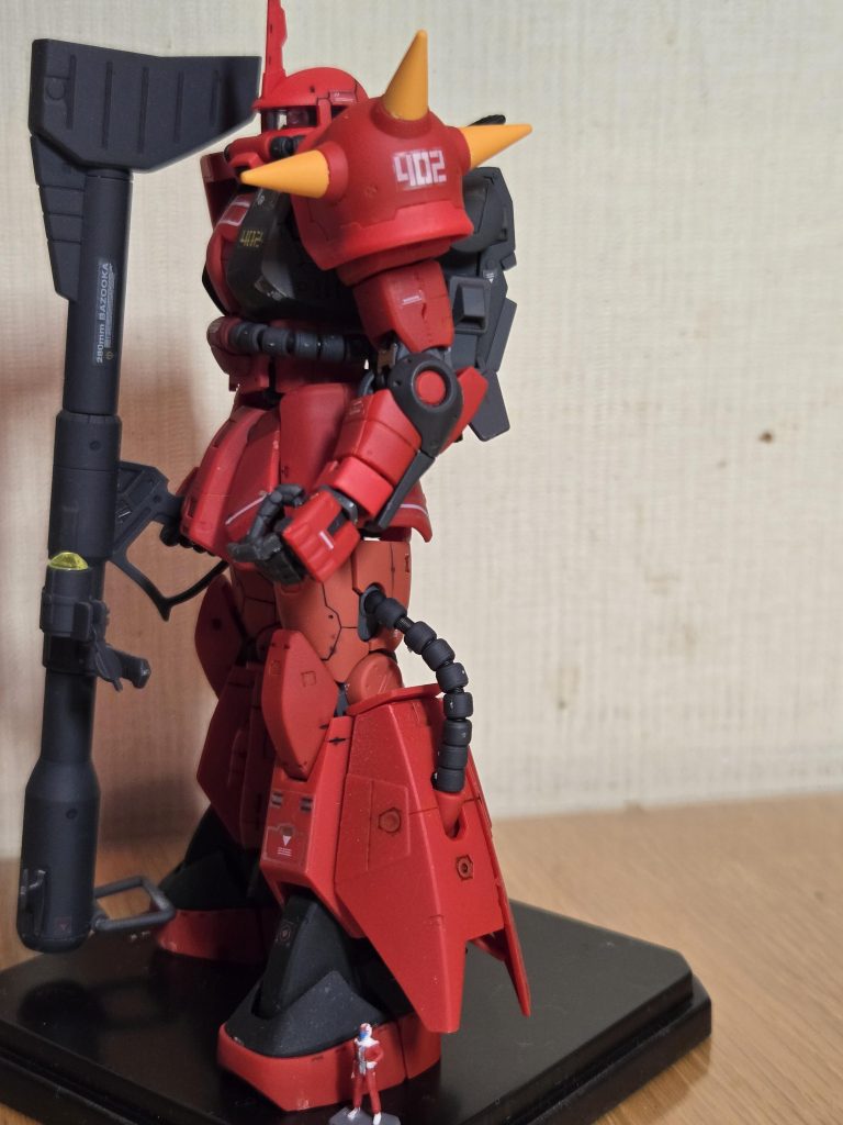 肩のスパイクが長いのが特徴ですね。短いとシャア専用になりますね😊