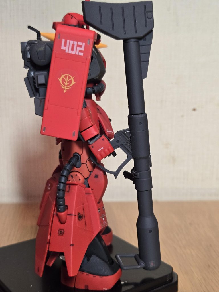 RGは細かい色分けがされているので、それを生かしたくて今回は素組で、一部は塗装しました。また、スミ入れをした後、つや消しトップコートをかけてあります。これで正解でした。