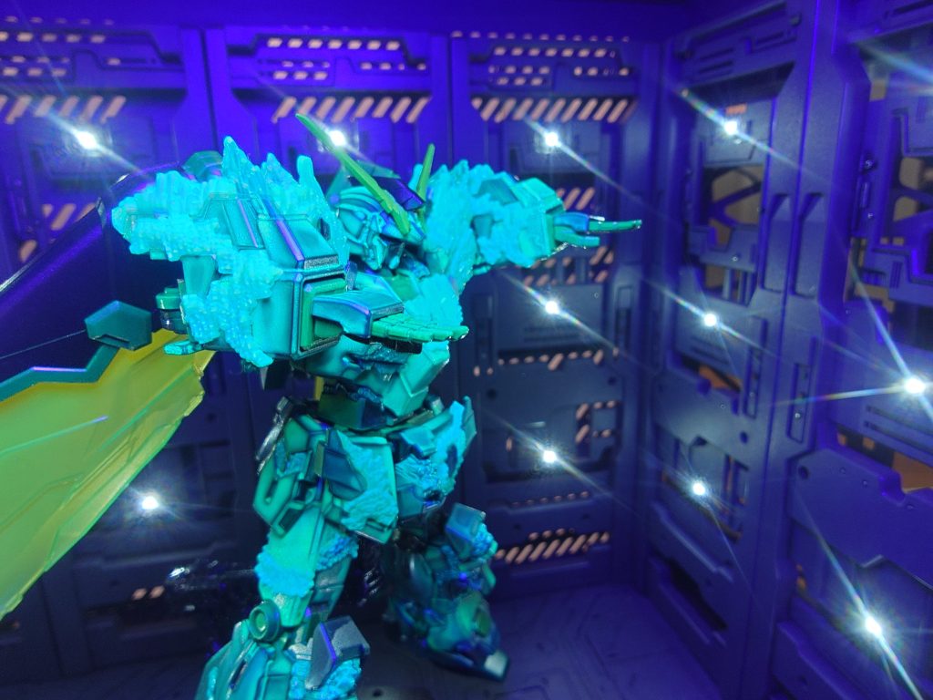 ビスト神拳奥義!!蛍光塗料で塗装しているので、ブルーライトで光ります。