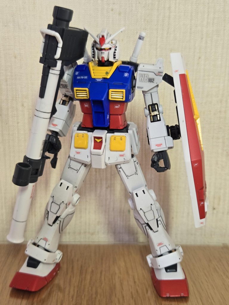 全塗装してスミ入れをしてあります。付属しているデカールも貼りました。このカラーリングは如何にも主役MSというイメージです。バズーカは大きくて破壊力がありそうです。