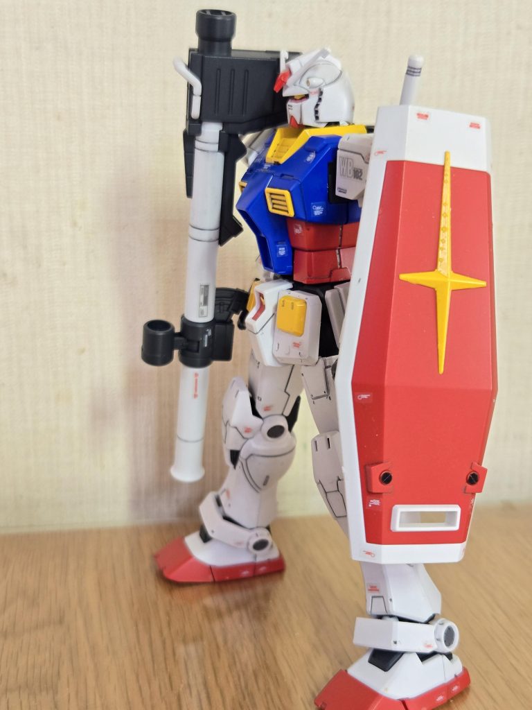 シールドが大きくてジオンのMS隊はいくら攻撃しても落とすことができないのてしょうね(笑)