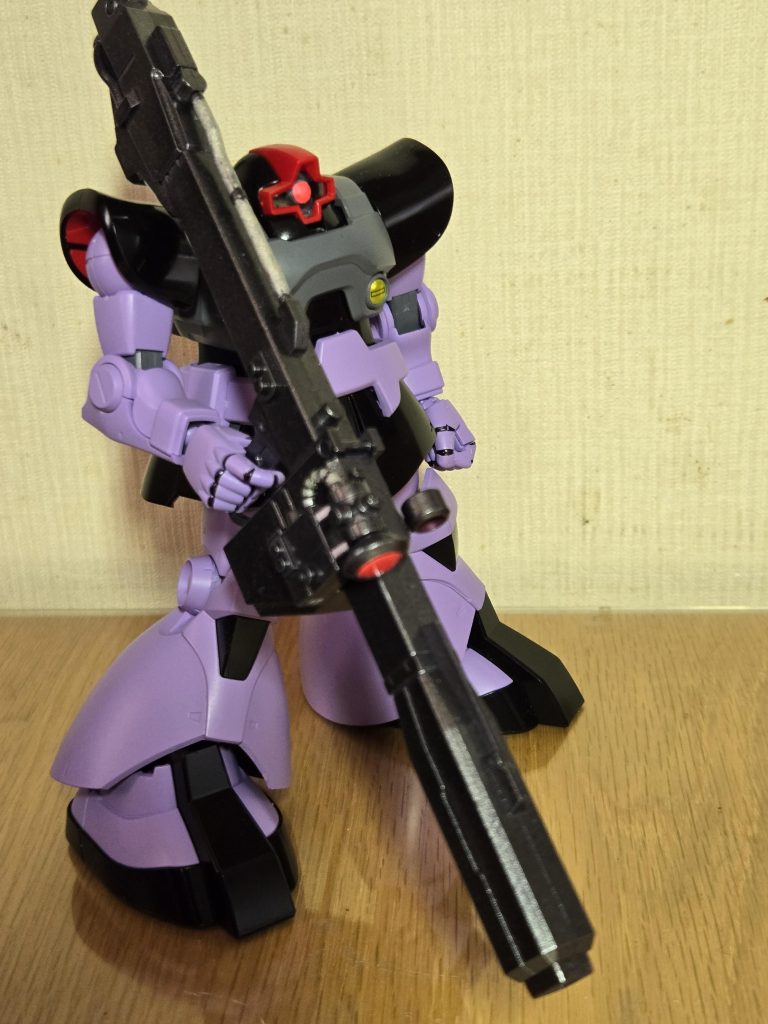 リックドムの特徴のもう一つは大型のビームバズーカですね。ドム自体が大きいのでこの大きなバズーカでもバランスが良い感じです。