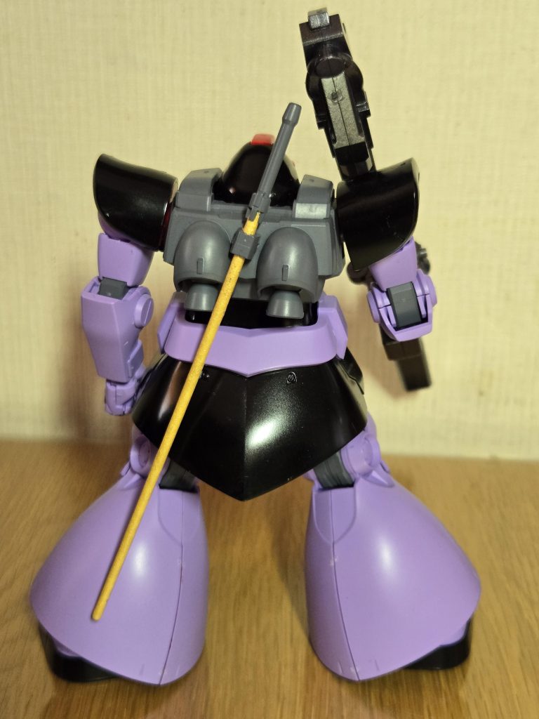 リアビュー。バーニアとスカートがドムよりも大きいです。