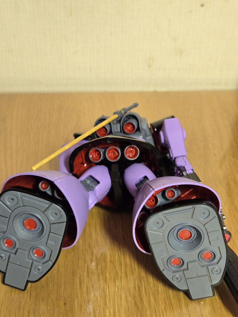 スカート内部等、隠れたところは赤に統一して塗装しました。ドムの出力の高さを表現できたと思います。