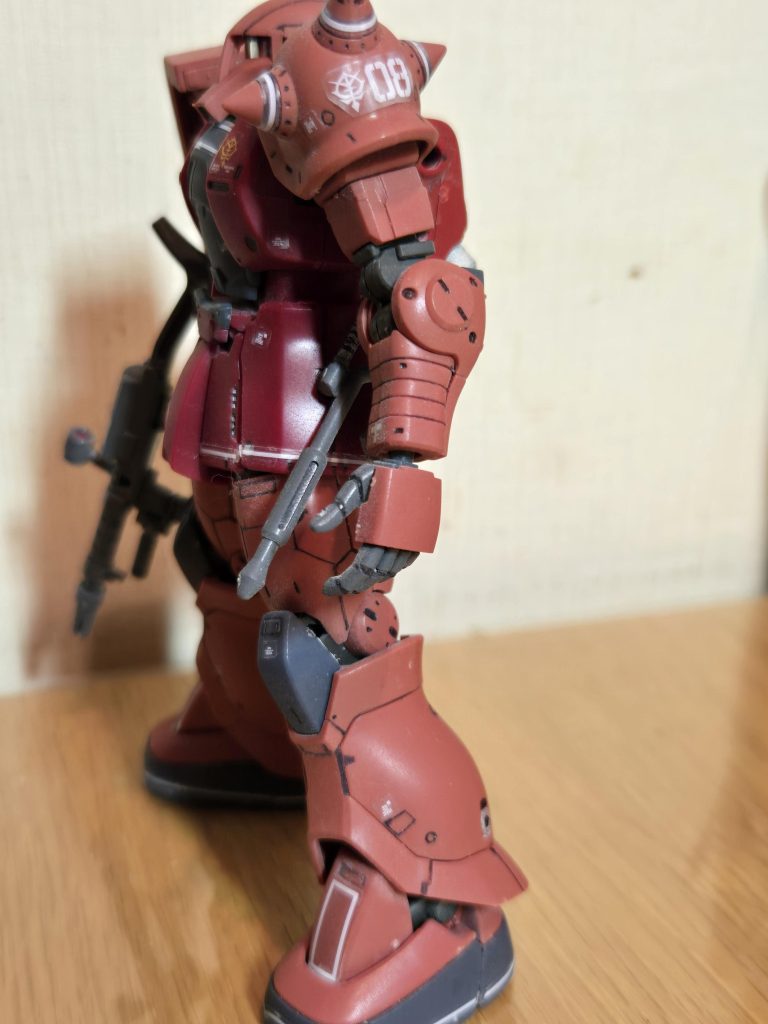 ショルダーアーマーがスパイク付きに変更されてザクらしいですよね。ヒートホークも腰部に付けて完全武装。