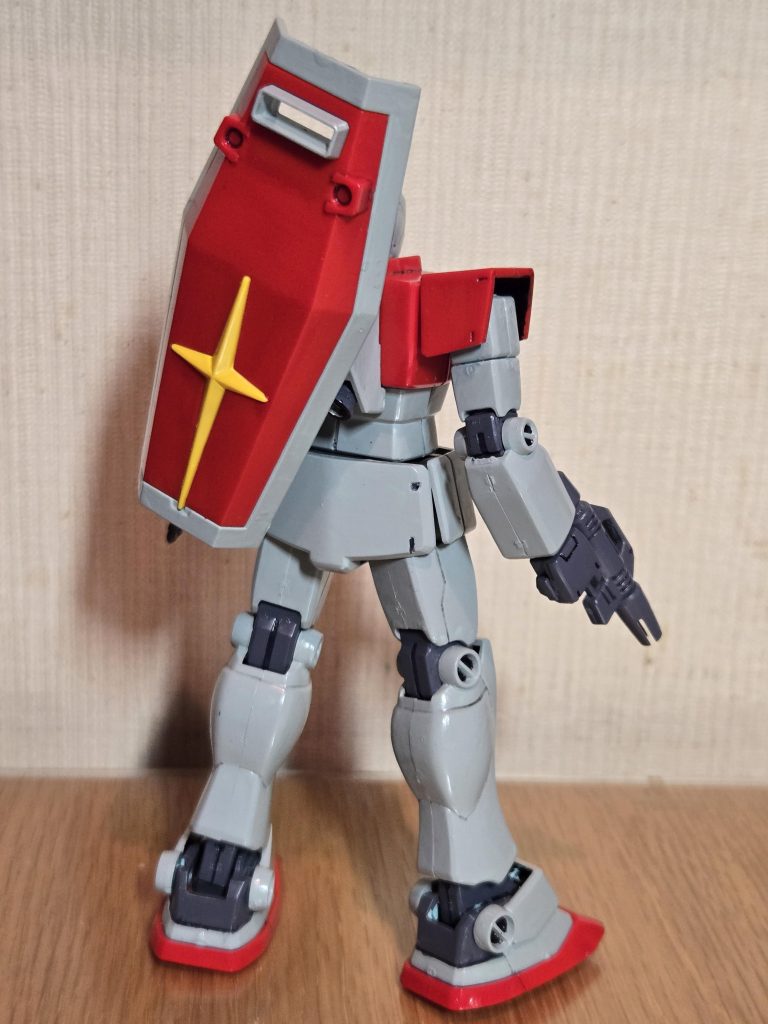 シールドは背面にセットするとシンプルなデザインのジムが強そうなイメージになります。