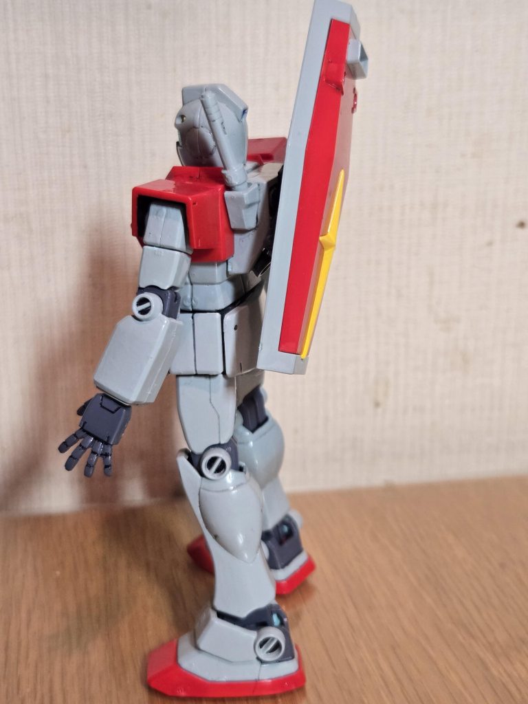 ショルダーアーマー内部やスカート内部等、隠れたところもブラックに塗装するとオモチャっぽさがなくなります。