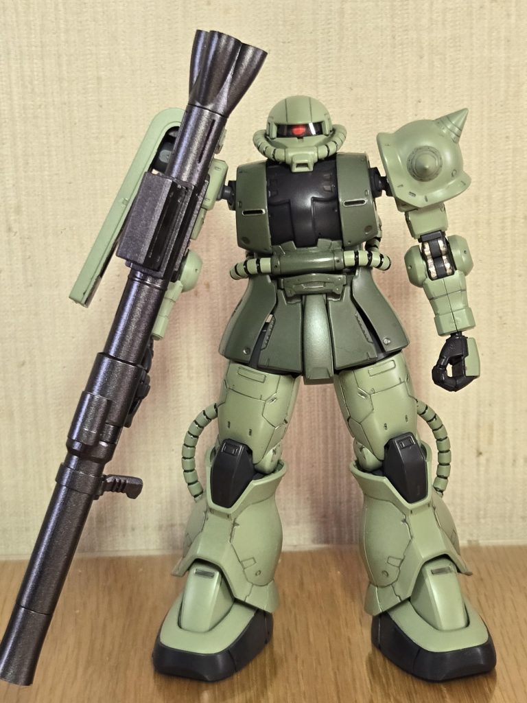 大型のザクバズーカ。鉄らしくしようと思い、黒鉄色で塗装して、ボディもガンダムスプレーで全塗装しました。