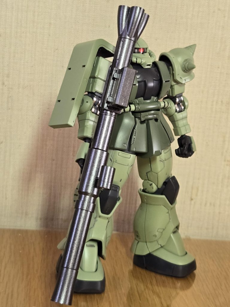 バズーカが迫力を引き立てます。モノアイの前部に薄いプラバンを配置しました。私の定番の作り方ですwMGっぽくなり、良いです。