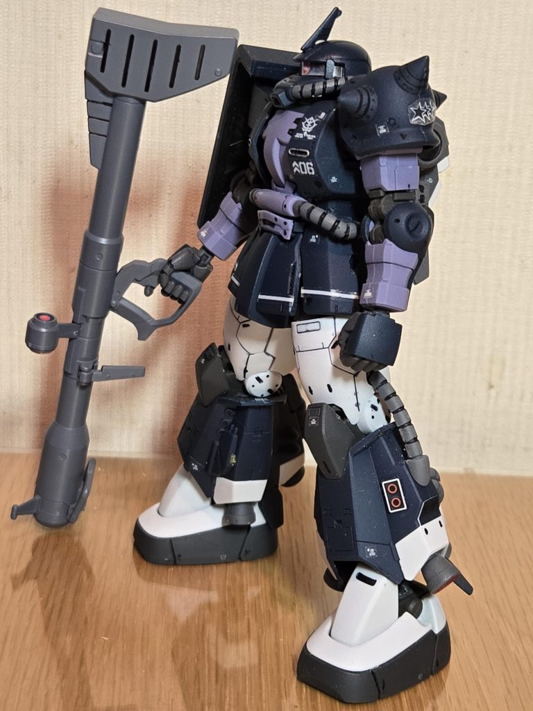 ボディの形成色が良いので、それを活かして部分塗装に留めて、デカール貼りと墨入れをしてあります。