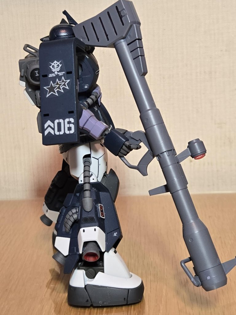 機体No.は06で、オルテガ機となりますけれど、実はもう一つこの数字にしたのにはは意味があります。それは、お気付きの方もいると思いますが、ザクはMS-06Rなので(笑)