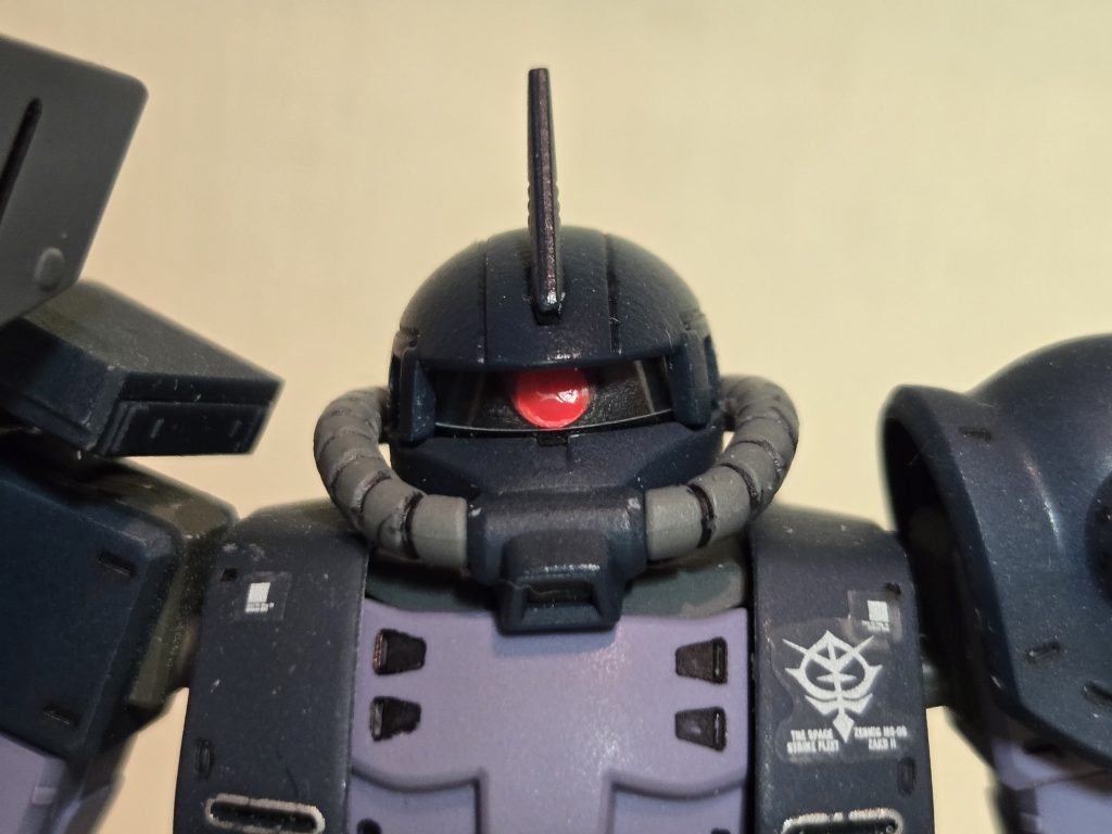 モノアイは、蛍光ピンクに塗装しました。この塗料は目立つので、個人的には好みです。モノアイ前部にはお約束のプラバンを配置しました。そして、グポーンｯ！