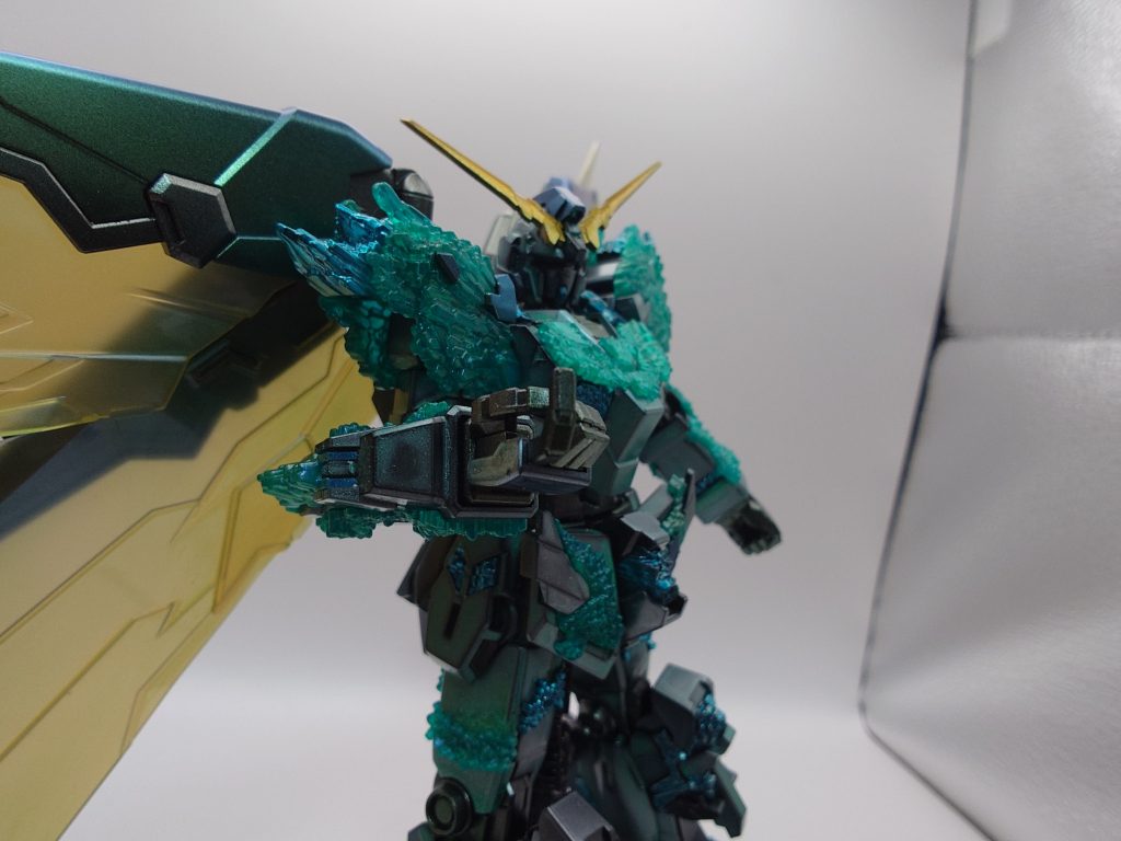 銃持ち手を使った「かかって来いよ」ポーズ。部位ごとに塗装色や塗装方法等、色々変えたのですが、あまり分からないのは残念ですね。