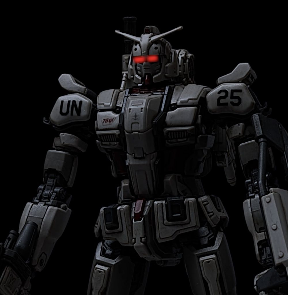 ロンソンの命令で抜刀した隊員たちは謎のガンダムEXに襲いかかった。エコーズはあらゆる状況を想定して訓練を繰り返しているため隊員たちに特に動揺はない。襲われた機体のパイロットもロンソンは機体が消えた辺りから現れたのを確認している。3対1という圧倒的有利な状況だった。しかし、ロンソン[なんだコイツは…]手練れ揃いの部下たちの機体が次々と討ち取られていく。コックピットに直撃した機は無いようだがガンダムは確実に1機づつ狩っていた。いつもなら痕跡も残さずに任務を遂行する