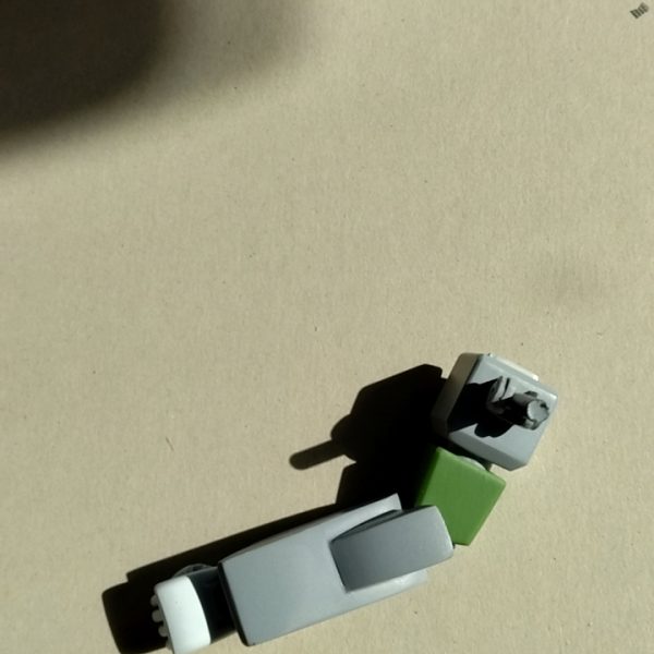 ザク3改の現在の状態です。体型を見直し改造し立膝を再現しようとサイドスカートとリアスカートを可動する様にし足首の関節も増やしてみましたが脚の膝関節の範囲よりも上下の長さのバランスの悪さと足首が大き過ぎるのでイマイチ決まりません。これ以上綺麗に立膝させるなら太ももの延長と足首の小型化するしか方法が思い浮かばないですが設定からかけ離れたスマート体型になるので八方塞がりです。肘もガワラ曲げを再現したいのですが肘関節を中心に腕が長くなるので考え中ですあ（4枚目）