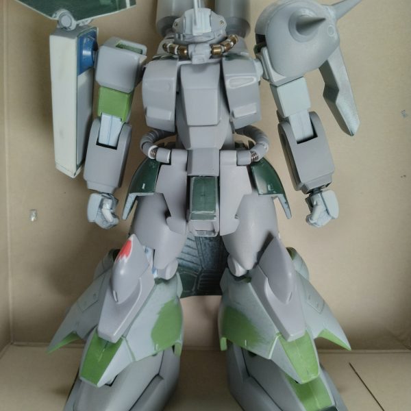 ザク3改の現在の状態です。体型を見直し改造し立膝を再現しようとサイドスカートとリアスカートを可動する様にし足首の関節も増やしてみましたが脚の膝関節の範囲よりも上下の長さのバランスの悪さと足首が大き過ぎるのでイマイチ決まりません。これ以上綺麗に立膝させるなら太ももの延長と足首の小型化するしか方法が思い浮かばないですが設定からかけ離れたスマート体型になるので八方塞がりです。肘もガワラ曲げを再現したいのですが肘関節を中心に腕が長くなるので考え中ですあ（2枚目）