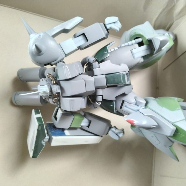 ザク3改の現在の状態です。体型を見直し改造し立膝を再現しようとサイドスカートとリアスカートを可動する様にし足首の関節も増やしてみましたが脚の膝関節の範囲よりも上下の長さのバランスの悪さと足首が大き過ぎるのでイマイチ決まりません。これ以上綺麗に立膝させるなら太ももの延長と足首の小型化するしか方法が思い浮かばないですが設定からかけ離れたスマート体型になるので八方塞がりです。肘もガワラ曲げを再現したいのですが肘関節を中心に腕が長くなるので考え中ですあ（3枚目）