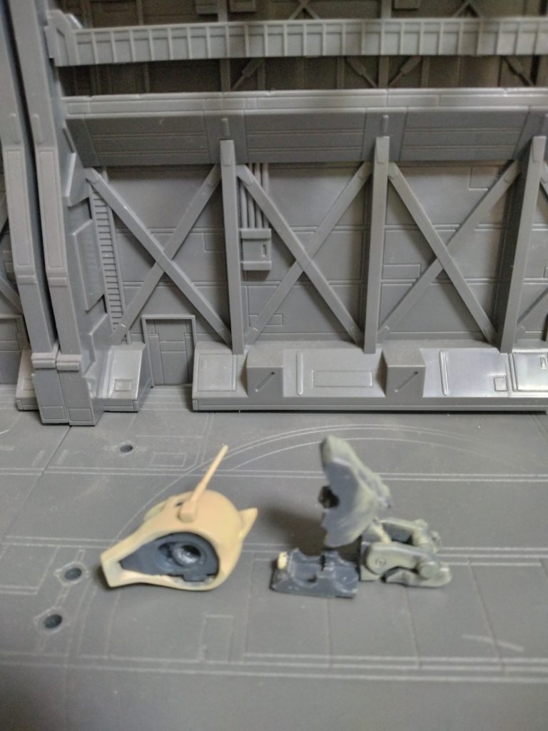 頭部と膝関節の後ハメ加工です。頭部はフレームを下から入る様に底面を削り込むと後ハメ可能になります。膝関節は関節を左右接着してから前後に切り離せば後ハメ可能です。断面に出てくる空洞に合わせて1㍉厚のプラ板を片面に接着すればピンとダボ穴の状態になりある程度は固定出来ます。因みに通常の旧ザクの膝にも応用出来ます。肘関節は接着してるのでバラせないので次の機会に公開します。