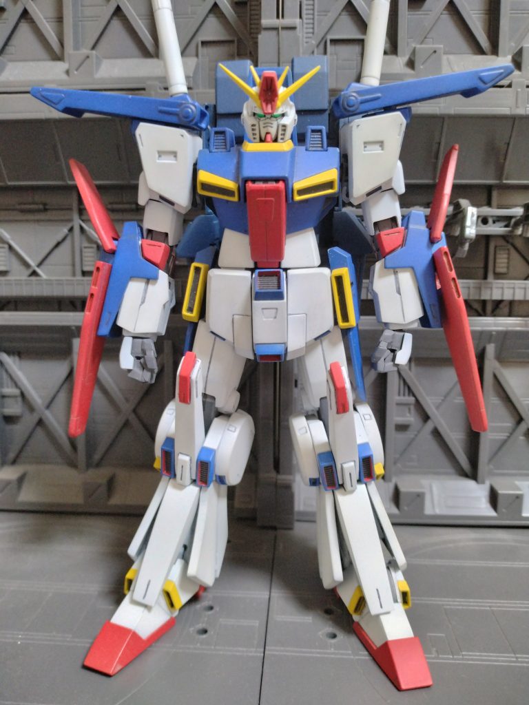 前面です。肘関節を二重関節や回転軸を追加した時によくある結果的な腕の延長を極力抑え見た目の違和感をなくす事にこだわりました。