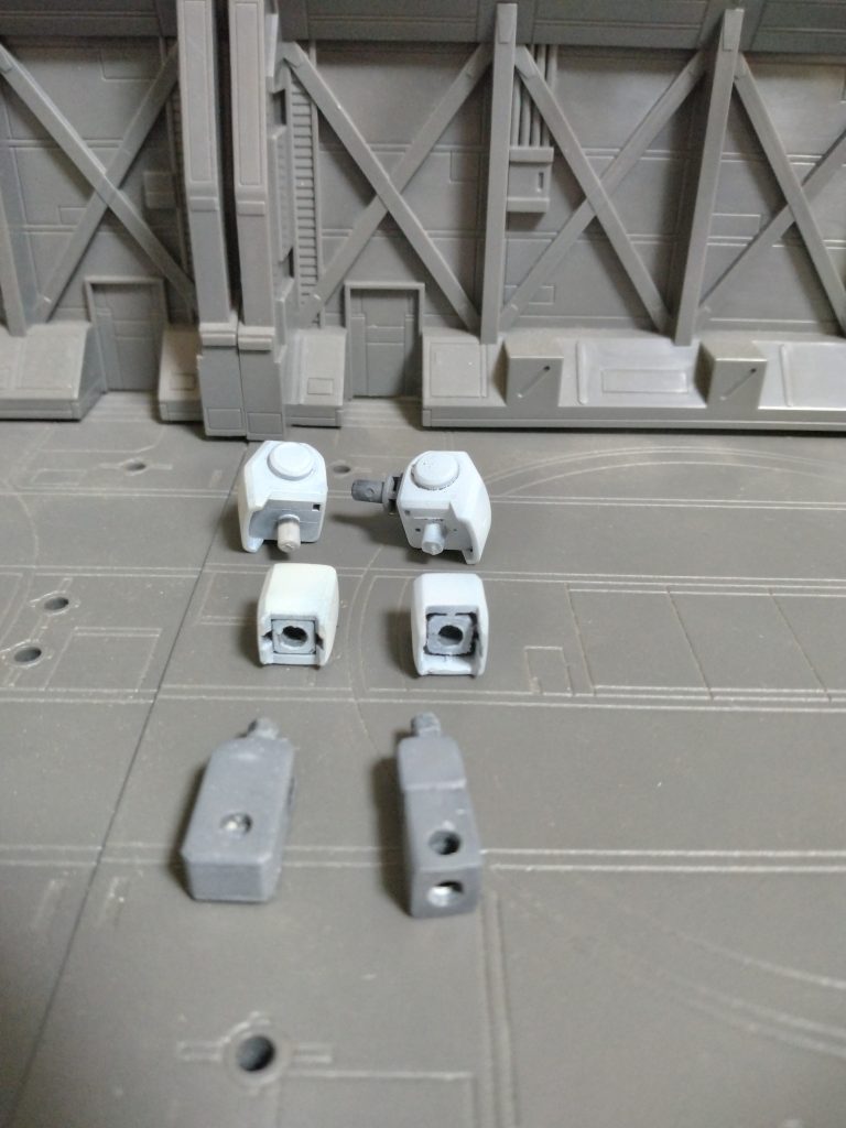 今回の改修ポイントです。左が以前の状態で赤ブロックの固定箇所を前腕に移植してただけでした。右が今回の改修ポイントで肘関節全てをパワーアームズパワーダーのアームを同じ長さになる様に加工してます。上腕は腕全体の長さを変更せずにガワラ曲げ出来る様に前面に切りとり内側のポリキャップも2ミリ程短くしてます。上腕ブロックはポリキャップを短くしたのでピン同士が干渉するので1ミリ程短くしてます。