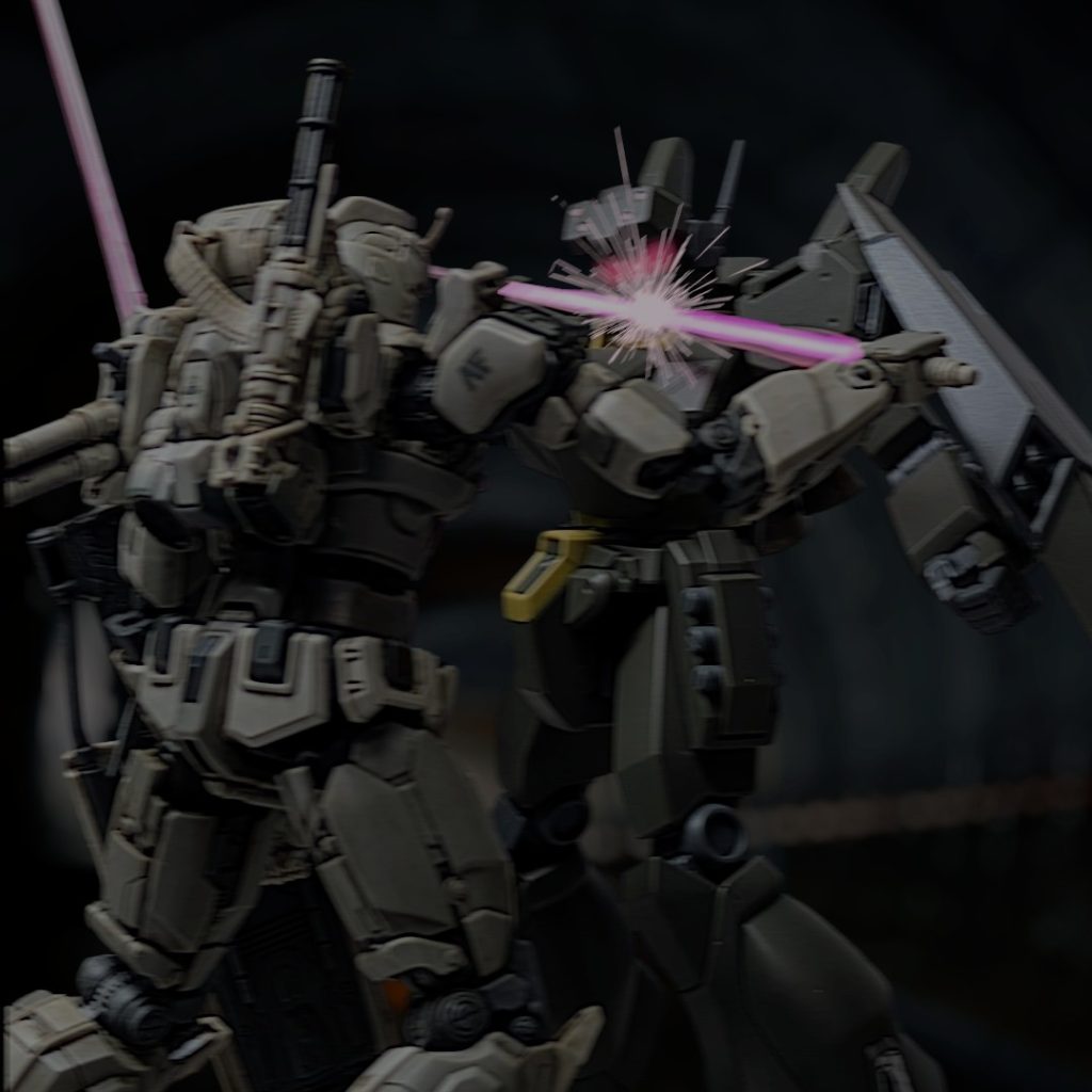 ロンソン[なぜこんな所にコイツが…]残ったロンソンとガンダムのビームサーベルが交錯し、暗い坑道に火花とピンクの光が鋭く光る。戦いぶりから考えるにガンダムの目的は殺傷ではない。この秘密基地の異物である自分たちを追い返す事が目的。そして格納庫区間に絶対に立ち入らせたくない何かがあるのは確定だった。だが、格納庫区間入口のドアはMSでもなければ開けられそうにないほどの物。だからこそガンダムはMSだけを行動不能にしていた。それもただの一般部隊ではなく最高の技量を持ち、最精鋭である自分たちエコーズを前に。ロンソン[このバケモノがぁ!!!!!]ロンソンが吠えた時、交錯していたロンソン機のビームサーベルが押し負け、ロンソン機も暗闇に消えていった。