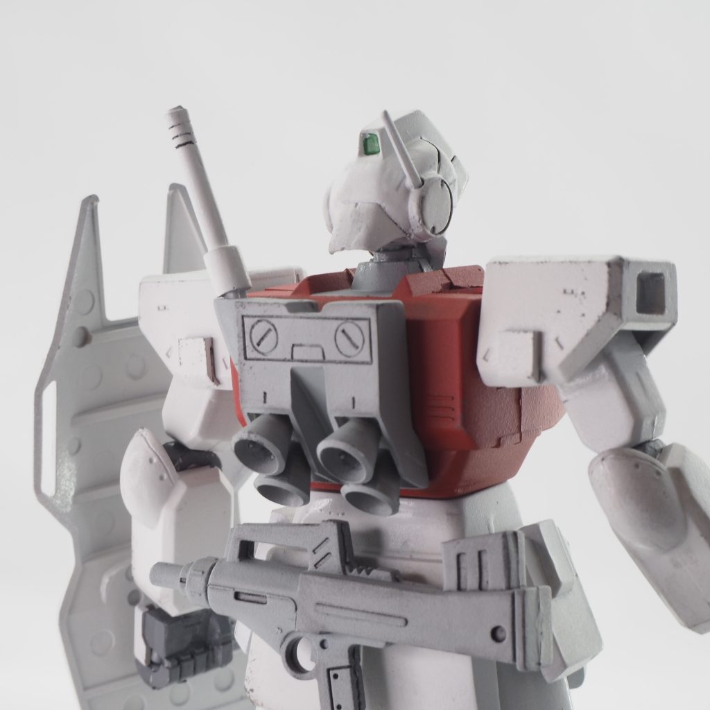 寒冷地仕様とアンテナの取付位置が微妙に異なるため、後頭部の突起を削り、肩のアンテナを側面の丸い部分に移植しました。