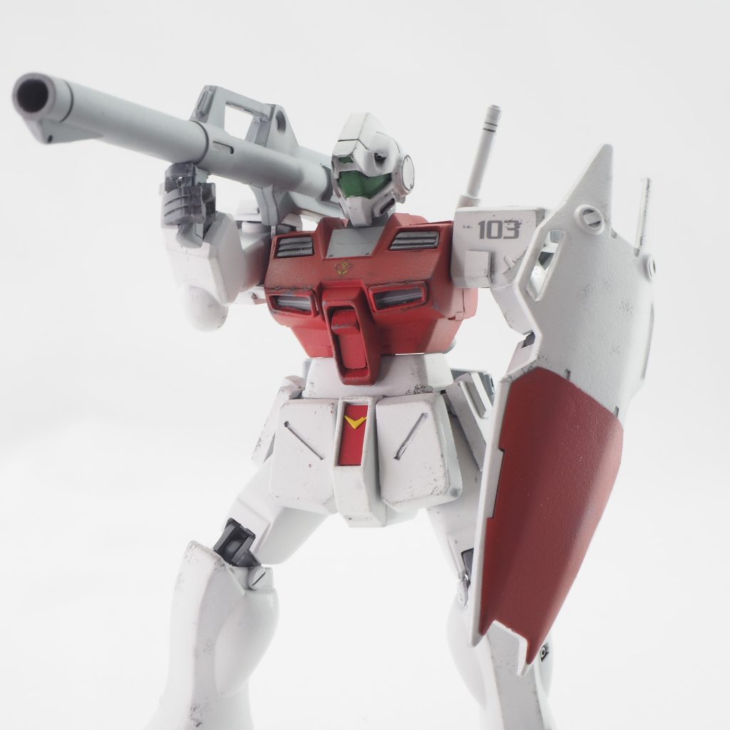 武装は作中のとおり後期型のハイパーバズーカとブルパップマシンガンをチョイス。当初バズーカはHGUCのものを用意しましたが、ボリューム不足に感じて旧HGガンダムMk2のものに変えました。