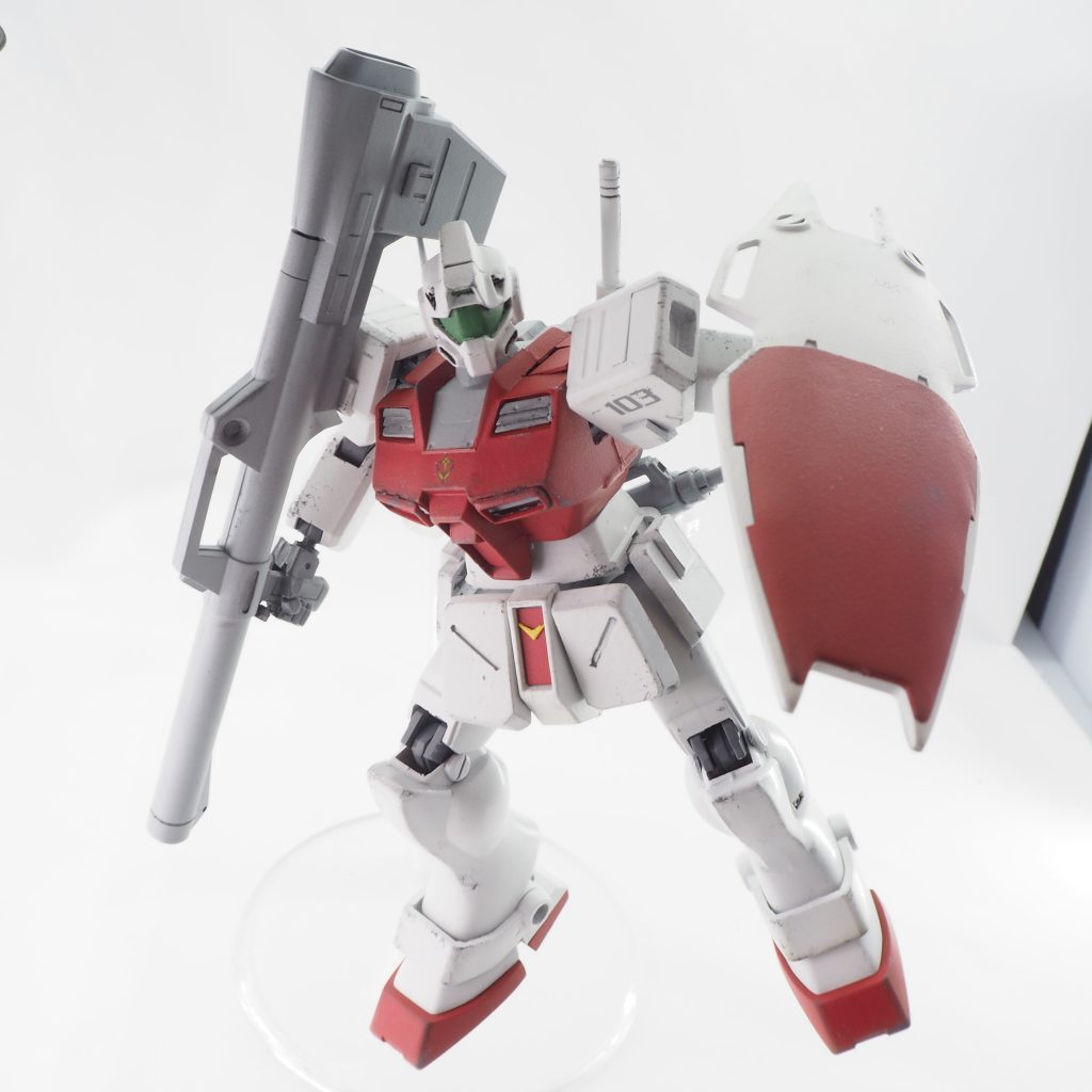 フロントアーマーも位置と接続方法を変更し、脚がしっかりあがります…が膝関節の方が絶望的な可動域。これはもうデザイン的に仕方なさそうですね。改善を試みましたが、あまり変わらず😫ムリ