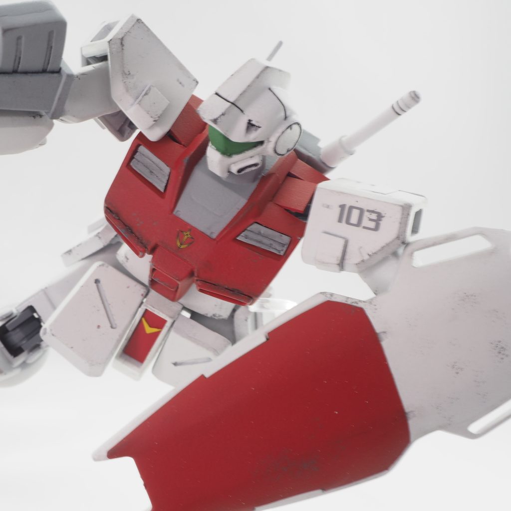 肩口は引出し関節を仕込んでますが、プラ板で上蓋をつけ見た目が極力変わらないようにしています。また頭部の接続はキットの棒軸ではなくボールジョイントに変更し、ポージング幅が広がりました。